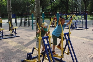 公園の健康遊具で遊ぶ子供たち。中国人は公園好きで、散歩をしたり一角でトランプをする大人もよく見かけるそう。